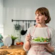 Mutfakta salata tabağı tutan kadın ve pratik öğün hazırlığı