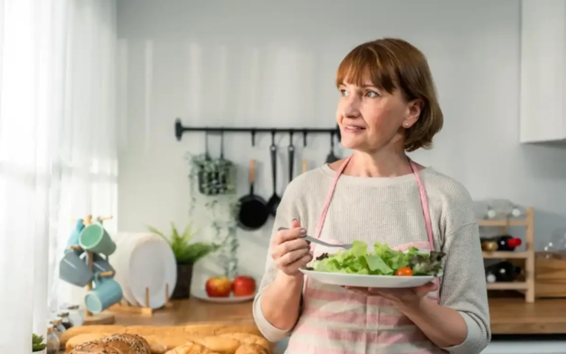 Mutfakta salata tabağı tutan kadın ve pratik öğün hazırlığı